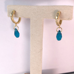 「夏クリアランスセール」500⤵300夏の煌めき　水滴型ネオンブルーCZ水晶　ピアス　 2枚目の画像