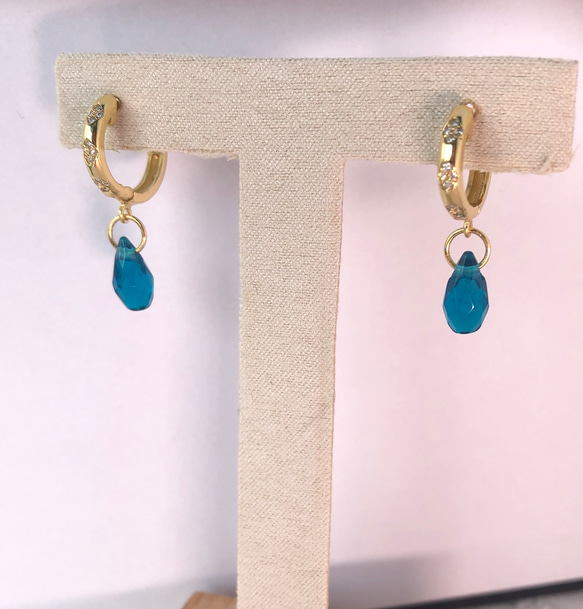 「夏クリアランスセール」500⤵300夏の煌めき　水滴型ネオンブルーCZ水晶　ピアス　 2枚目の画像