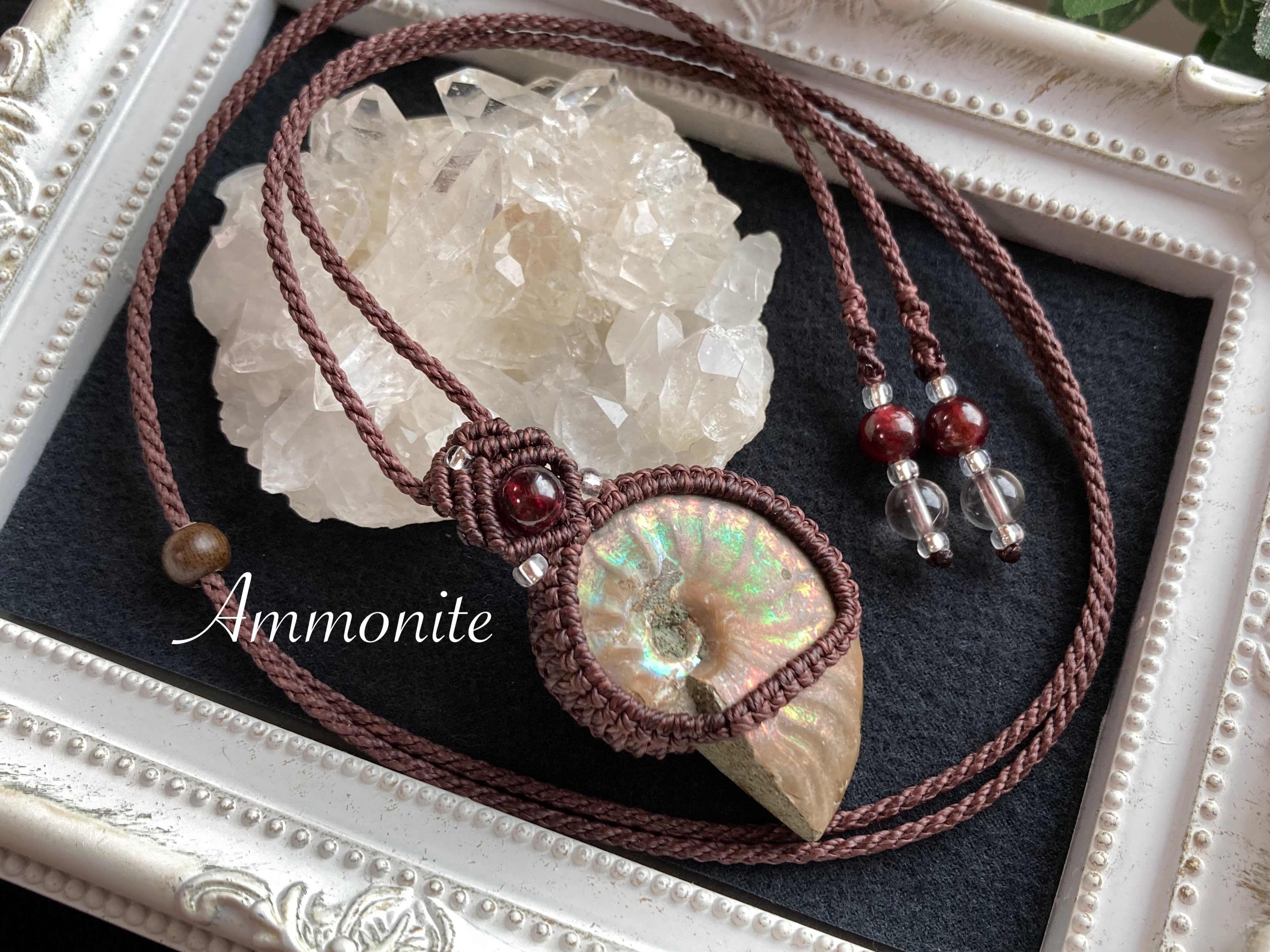 レインボーカラー　アンモナイト化石　マクラメ編みネックレス・マクラメネックレス