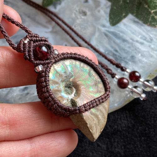 レインボーカラー アンモナイト化石 マクラメ編みネックレス・マクラメ