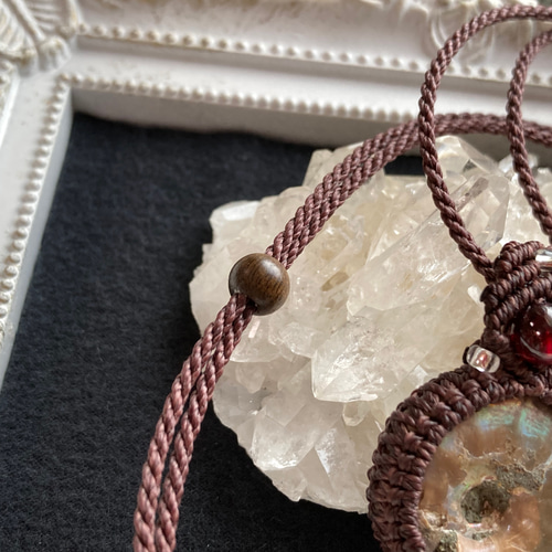 マクラメ ネックレス アンモナイト レインボーカラー アンモナイト化石 マクラメ編みネックレス・マクラメ