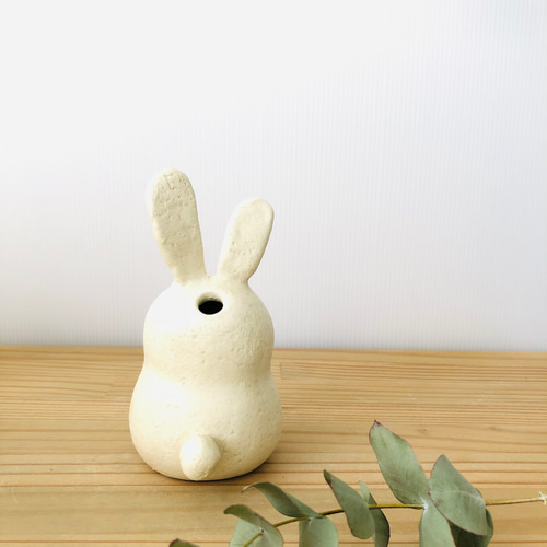 一点もの お花も飾れる、白うさぎの『うっちゃん』☆陶器の置物ゆる