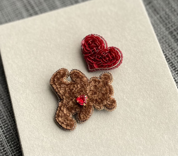 ビーズ刺繍のブローチ　-テディベア&ハート-teddy bear& heart 4枚目の画像