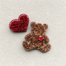ビーズ刺繍のブローチ　-テディベア&ハート-teddy bear& heart 2枚目の画像