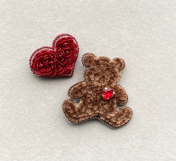 ビーズ刺繍のブローチ　-テディベア&ハート-teddy bear& heart 2枚目の画像