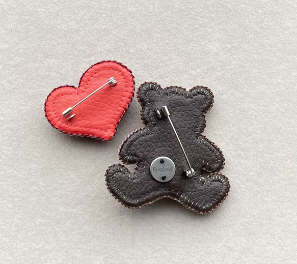 ビーズ刺繍のブローチ　-テディベア&ハート-teddy bear& heart 7枚目の画像