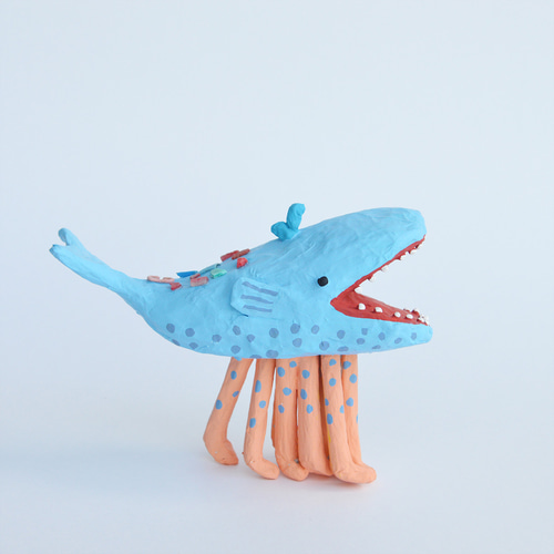 Art　クジラ　ブリキオブジェ　木製台付き　インド製 Art クジラ ブリキオブジェ 木製台付き インド製 Art クジラ ブリキ