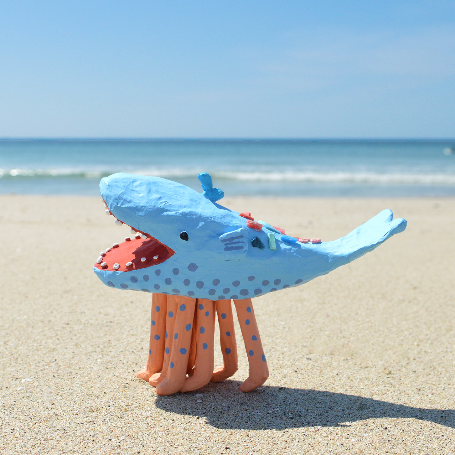 Art　クジラ　ブリキオブジェ　木製台付き　インド製 HomeArt クジラ ブリキオブジェ 木製台付き インド製