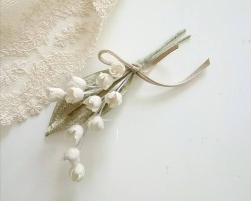 染め布花＊シンプル・すずらんのコサージュ コサージュ ｱﾄﾘｴ