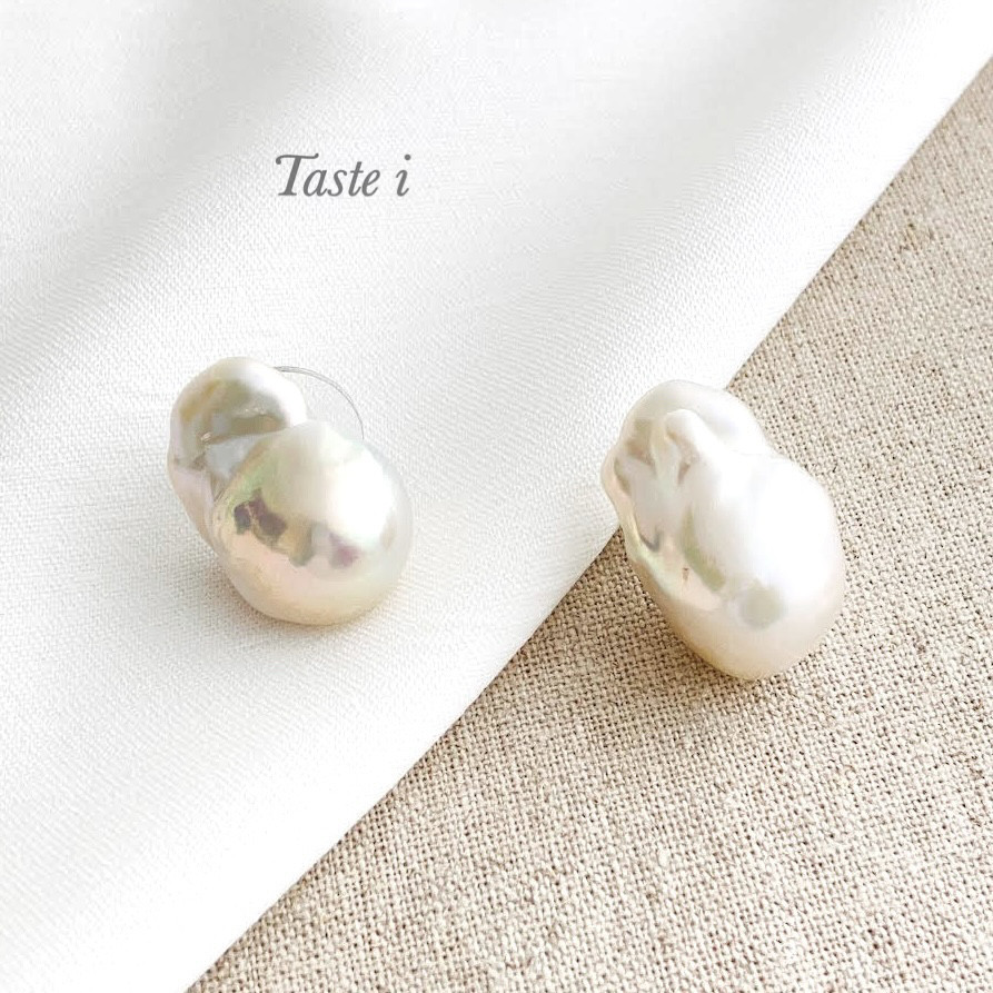 ♪再入荷♪ 【大人テイスト】大粒の淡水オイスターパールのスタッドピアス〔10044〕