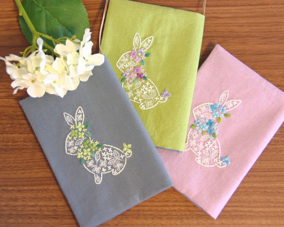 ブックカバー　紫陽花うさぎ　刺繍　文庫本/新書判/四六判ソフト　藍鼠 8枚目の画像