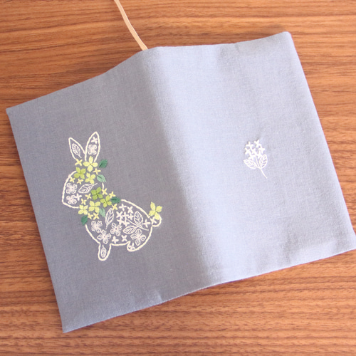 ブックカバー 紫陽花うさぎ 刺繍 文庫本/新書判/四六判ソフト 藍