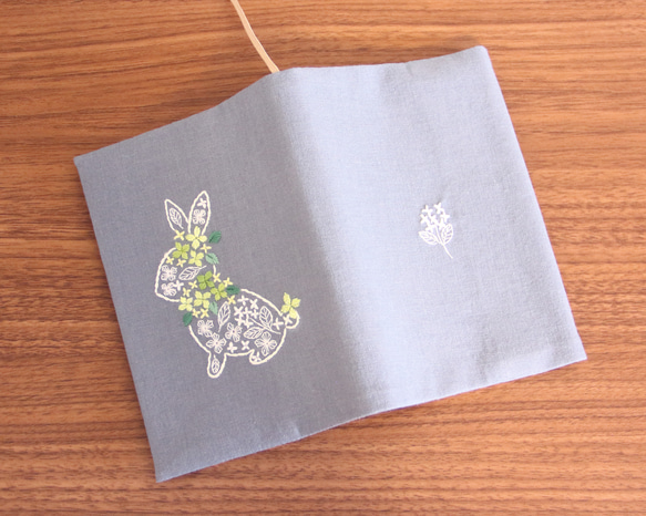 ブックカバー　紫陽花うさぎ　刺繍　文庫本/新書判/四六判ソフト　藍鼠 6枚目の画像