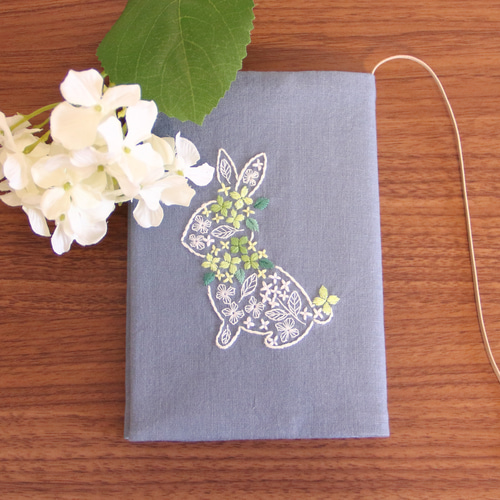 ブックカバー 紫陽花うさぎ 刺繍 文庫本/新書判/四六判ソフト 藍