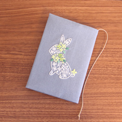 ブックカバー　紫陽花うさぎ　刺繍　文庫本/新書判/四六判ソフト　藍鼠 2枚目の画像