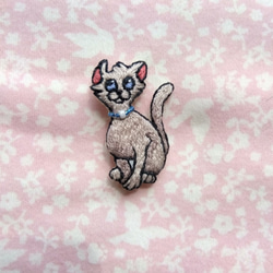 猫の刺繍ブローチ 1枚目の画像