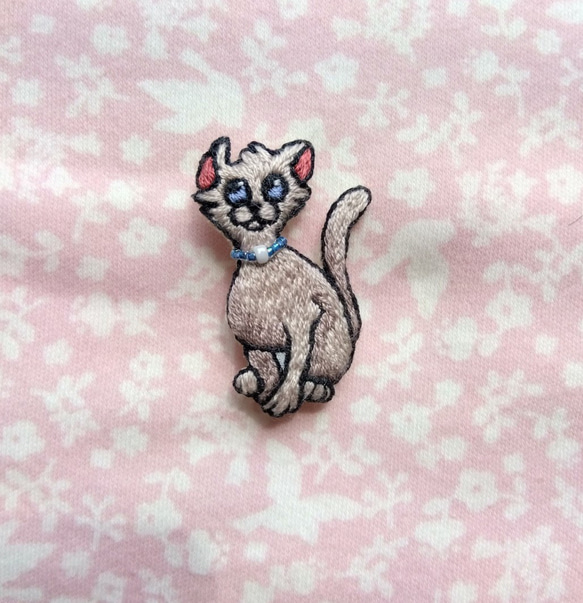 猫の刺繍ブローチ 1枚目の画像