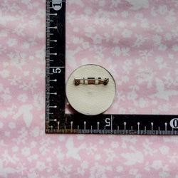たんぽぽの刺繍ブローチ　くるみボタン 3枚目の画像