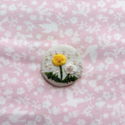 たんぽぽの刺繍ブローチ　くるみボタン 1枚目の画像