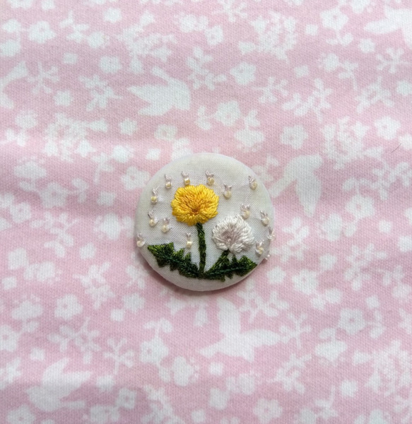 たんぽぽの刺繍ブローチ　くるみボタン 1枚目の画像