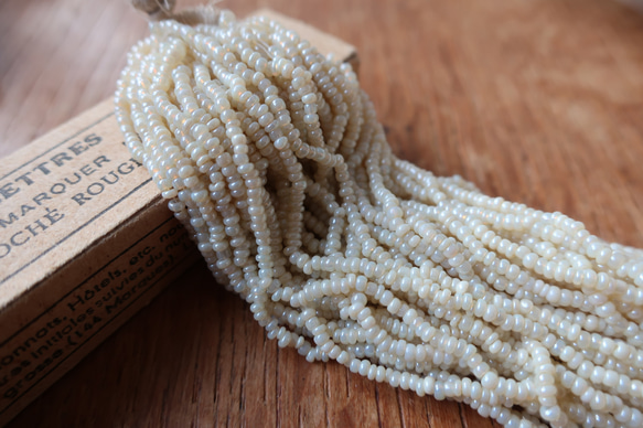 フランスアンティーク ヴィンテージガラスビーズ クリーム 象牙色 極小  