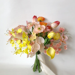 胡蝶蘭とカラーのビタミンカラー　ウェディングブーケ 2枚目の画像
