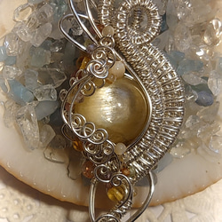 宝石質　ゴールデンマイカ（14mm）　コイル巻きペンダント 4枚目の画像