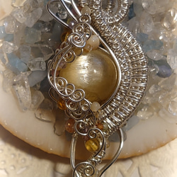 宝石質　ゴールデンマイカ（14mm）　コイル巻きペンダント 1枚目の画像