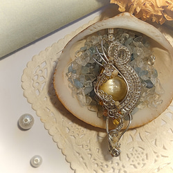 宝石質　ゴールデンマイカ（14mm）　コイル巻きペンダント 6枚目の画像