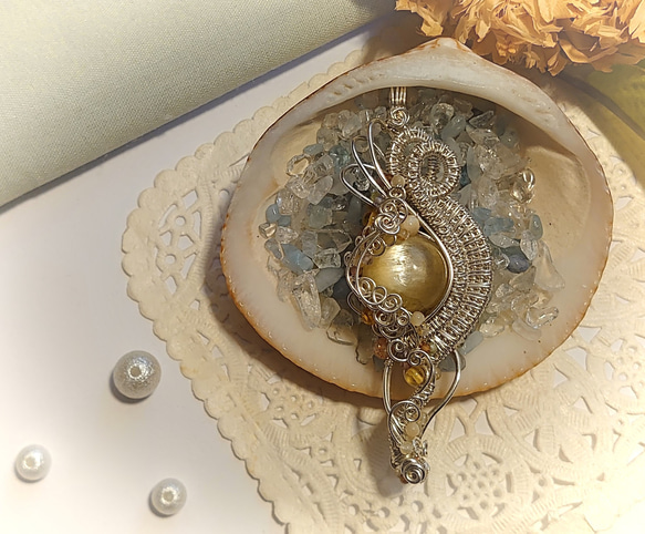 宝石質　ゴールデンマイカ（14mm）　コイル巻きペンダント 6枚目の画像