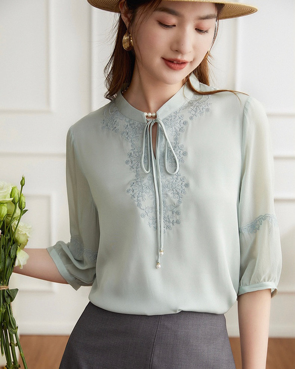 ジョーゼットシルク】繊細な刺繍がアクセント スタントカラーの