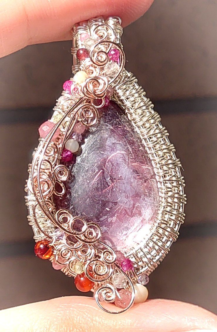 宝石質　濃い色のパープルマイカ　ワイヤーアート・ペンダント