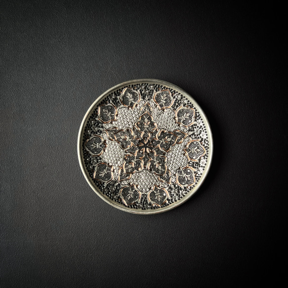 ペルシャの銅皿　飾り皿（ガラムザニー）メッキ仕上げ　Φ15ｃｍ【GHALAM ZANI -026】 1枚目の画像