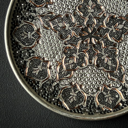 ペルシャの銅皿　飾り皿（ガラムザニー）メッキ仕上げ　Φ15ｃｍ【GHALAM ZANI -026】 3枚目の画像