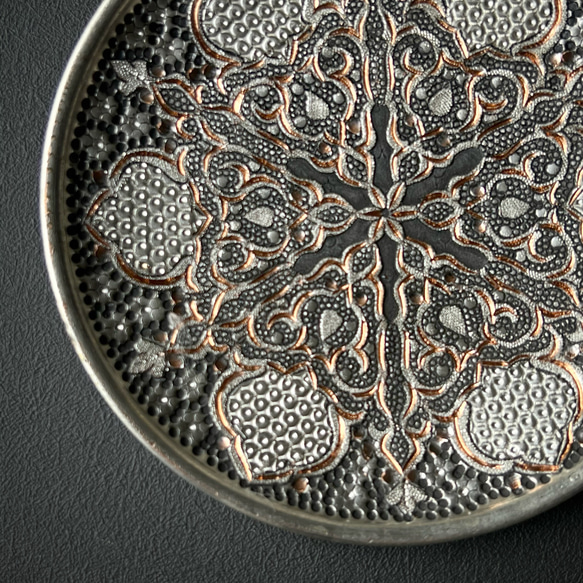 ペルシャの銅皿　飾り皿（ガラムザニー）メッキ仕上げ　Φ15ｃｍ【GHALAM ZANI -028】 3枚目の画像