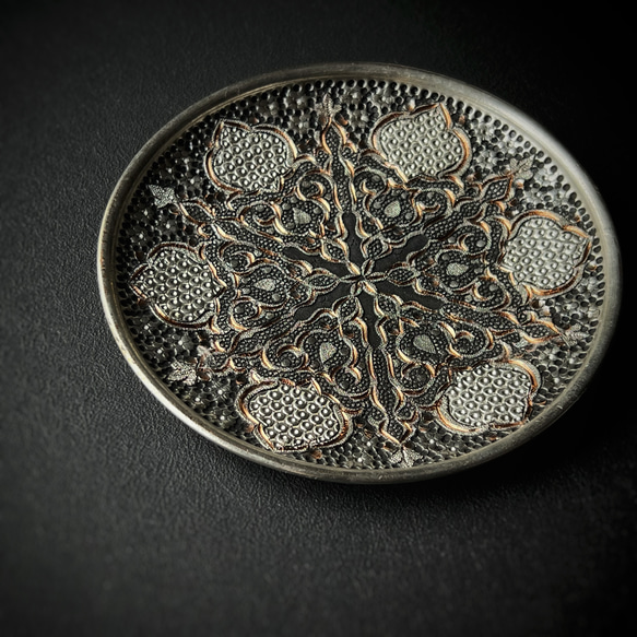 ペルシャの銅皿　飾り皿（ガラムザニー）メッキ仕上げ　Φ15ｃｍ【GHALAM ZANI -028】 6枚目の画像
