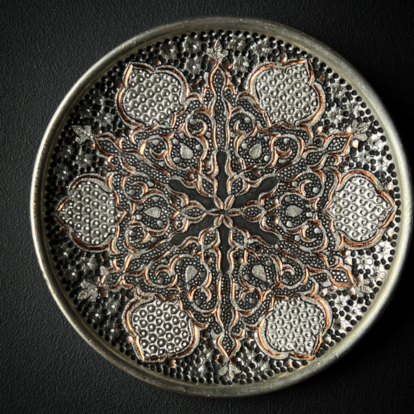 ペルシャの銅皿　飾り皿（ガラムザニー）メッキ仕上げ　Φ15ｃｍ【GHALAM ZANI -028】 2枚目の画像
