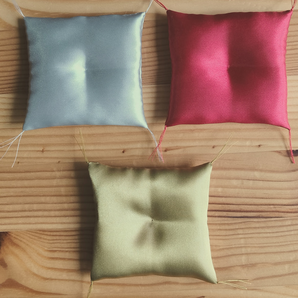 ミニ座布団　金・銀 ・赤・白・黒 / 受注生産 / 招き猫用 / だるま用 / サイズダウン可能 4枚目の画像