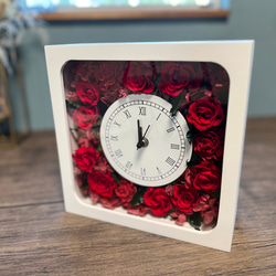 【送料無料】　プリザーブドフラワーのお花がいっぱい詰まった可愛い時計　プリザーブドフラワー　時計　花時計　白赤バラ　 4枚目の画像
