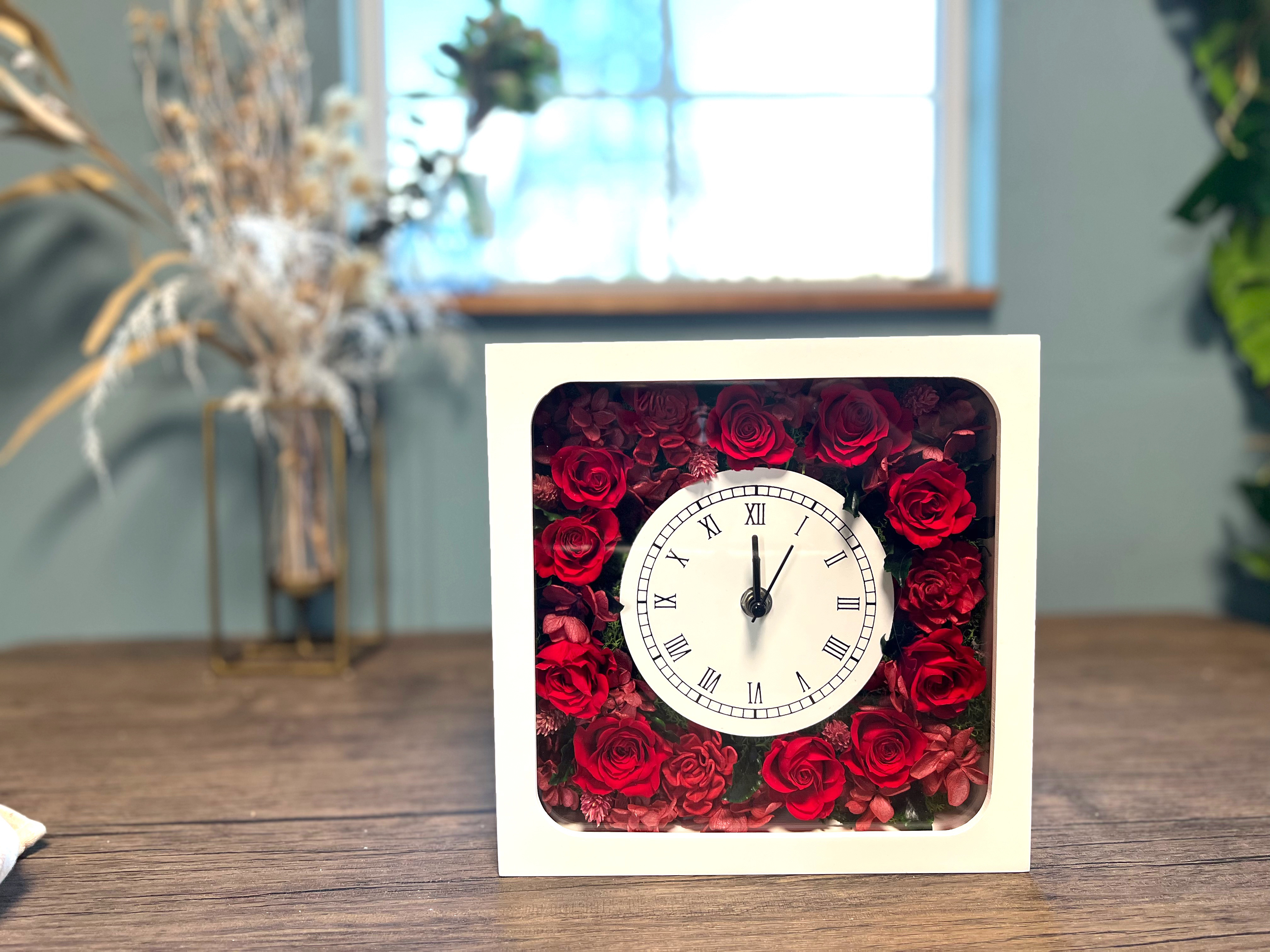 【送料無料】　プリザーブドフラワーのお花がいっぱい詰まった可愛い時計　プリザーブドフラワー　時計　花時計　白赤バラ