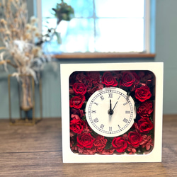 【送料無料】　プリザーブドフラワーのお花がいっぱい詰まった可愛い時計　プリザーブドフラワー　時計　花時計　白赤バラ　 1枚目の画像