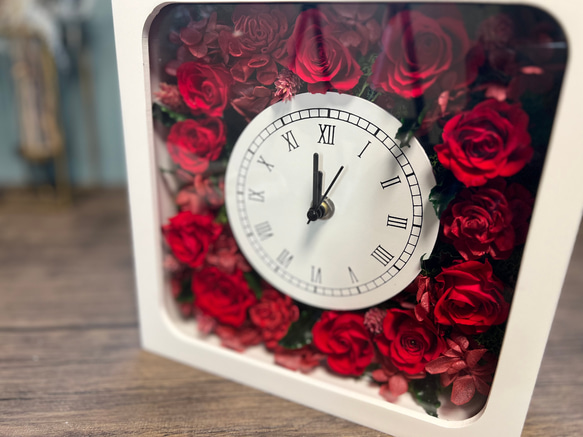 【送料無料】　プリザーブドフラワーのお花がいっぱい詰まった可愛い時計　プリザーブドフラワー　時計　花時計　白赤バラ　 3枚目の画像