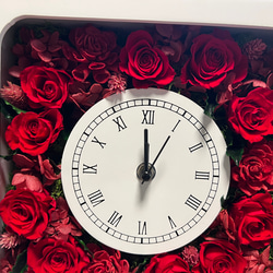 【送料無料】　プリザーブドフラワーのお花がいっぱい詰まった可愛い時計　プリザーブドフラワー　時計　花時計　白赤バラ　 10枚目の画像