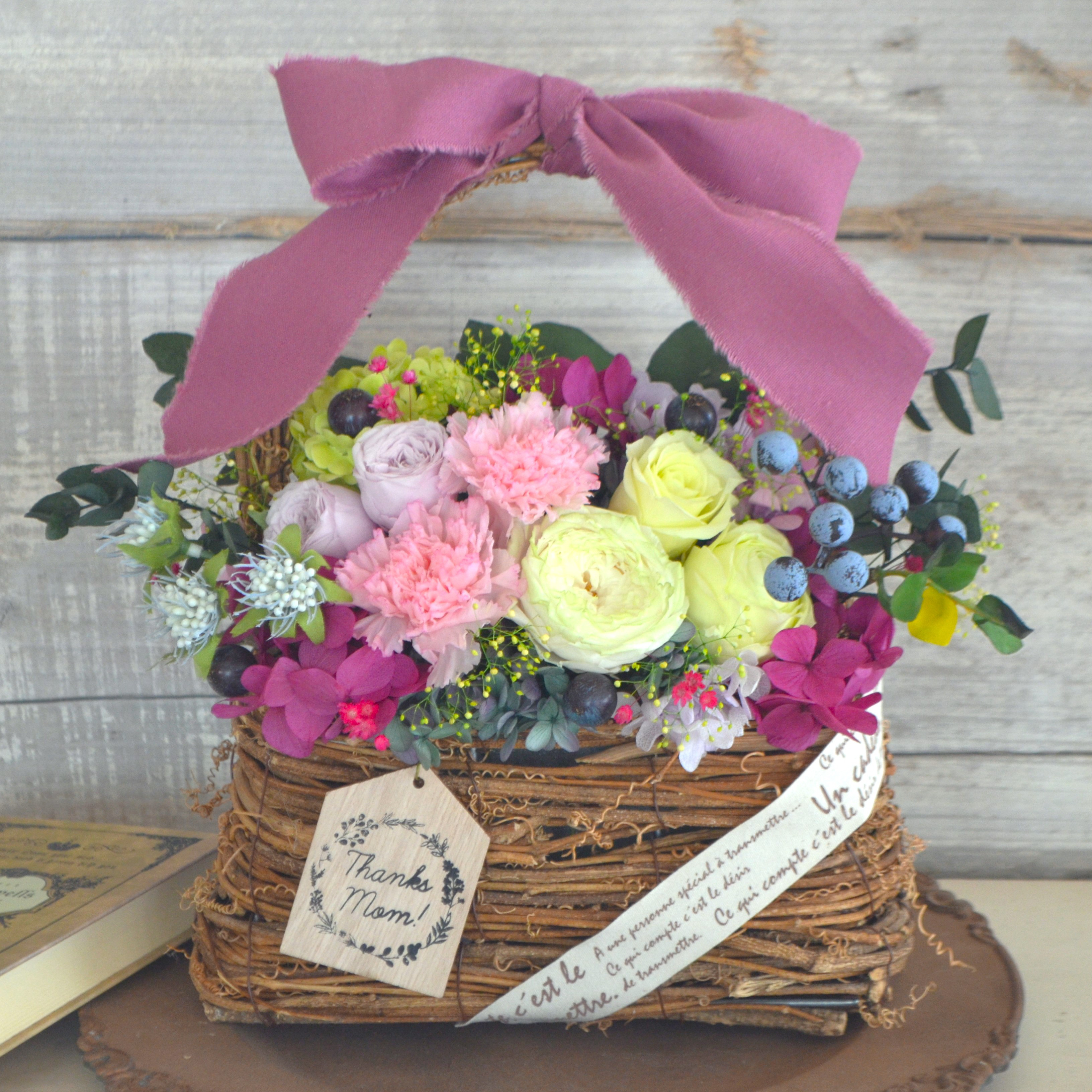 彩り鮮やかナチュラルカゴバックアレンジ（母の日）