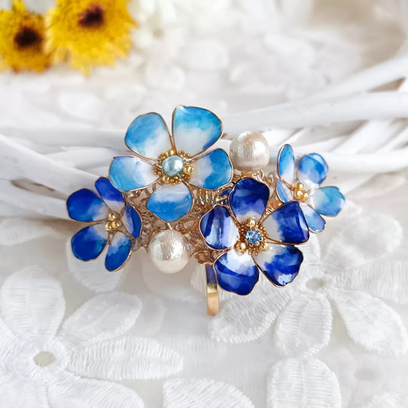 ロイヤルブルー Nemophila 青空の花 ＊ ネモフィラ ＊ ポニーフック コットンパール bijoux glass 1枚目の画像