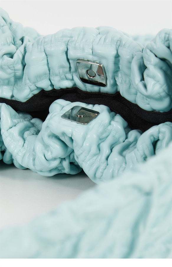 松石藍色 有點皺雕塑包 軟軟立體褶皺 寬肩帶托特包 特殊壓皺工藝 第19張的照片