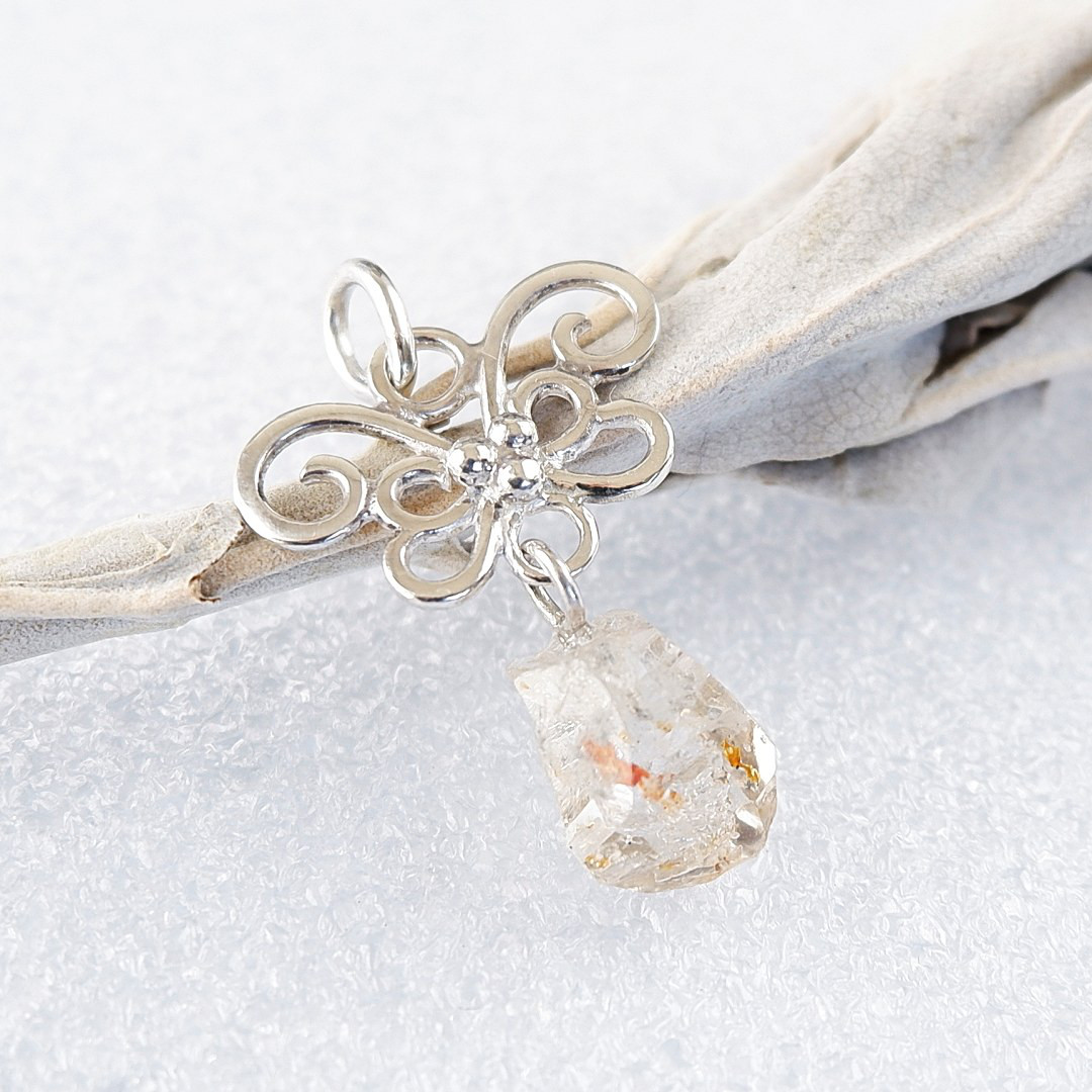 マダガスカル産　オイルインクォーツの唐草羽ペンダント　天然石　彫金　一点物