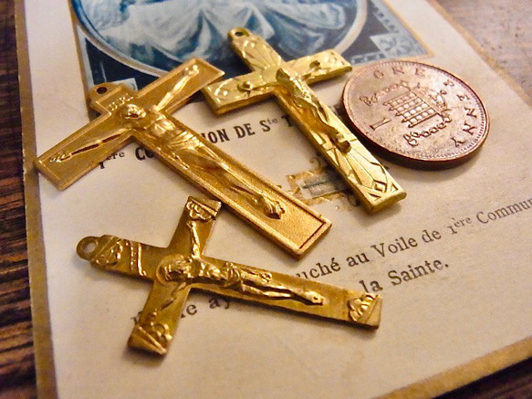 フランス ヴィンテージ デッドストック 金メッキ クロス 3種 キリスト 十字架 チャーム ルルドの泉② 3枚目の画像