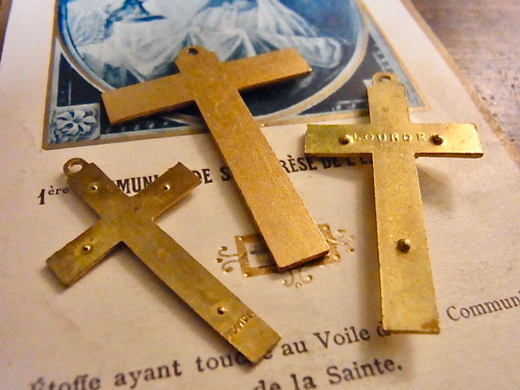 フランス ヴィンテージ デッドストック 金メッキ クロス 3種 キリスト 十字架 チャーム ルルドの泉② 2枚目の画像