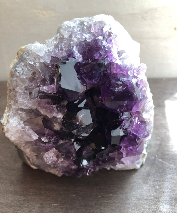 虹入り 台座付き 高品質 ウルグアイ産 アメジスト 丸玉